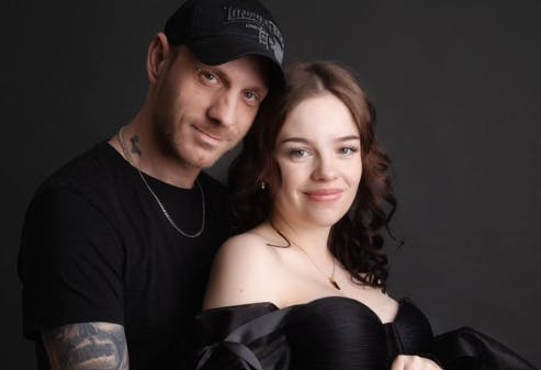TikTokeren Tatjana Klinger er død i en alder af 23 år. Ifølge familien døde hun under fødslen af sønnen Joshua.