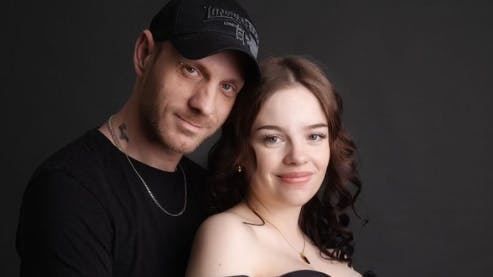 TikTokeren Tatjana Klinger er død i en alder af 23 år. Ifølge familien døde hun under fødslen af sønnen Joshua.