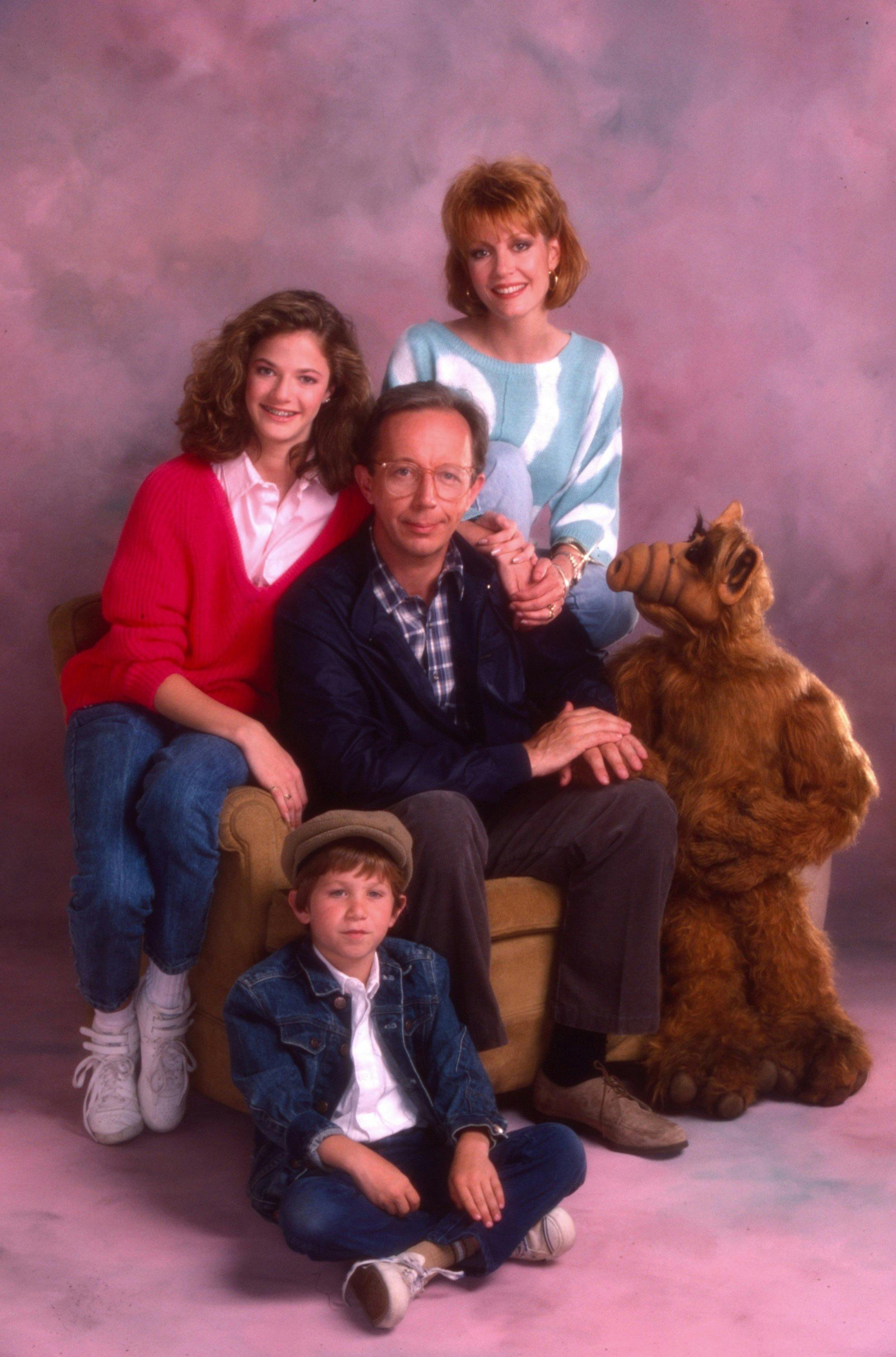 ALF, (clockwise from left): Andrea Elson, Max Wright, Anne Schedeen, Alf, Benji Gregory, 1986-90. photo: Mario Casilli/TV Guide/courtesy Everett Collection