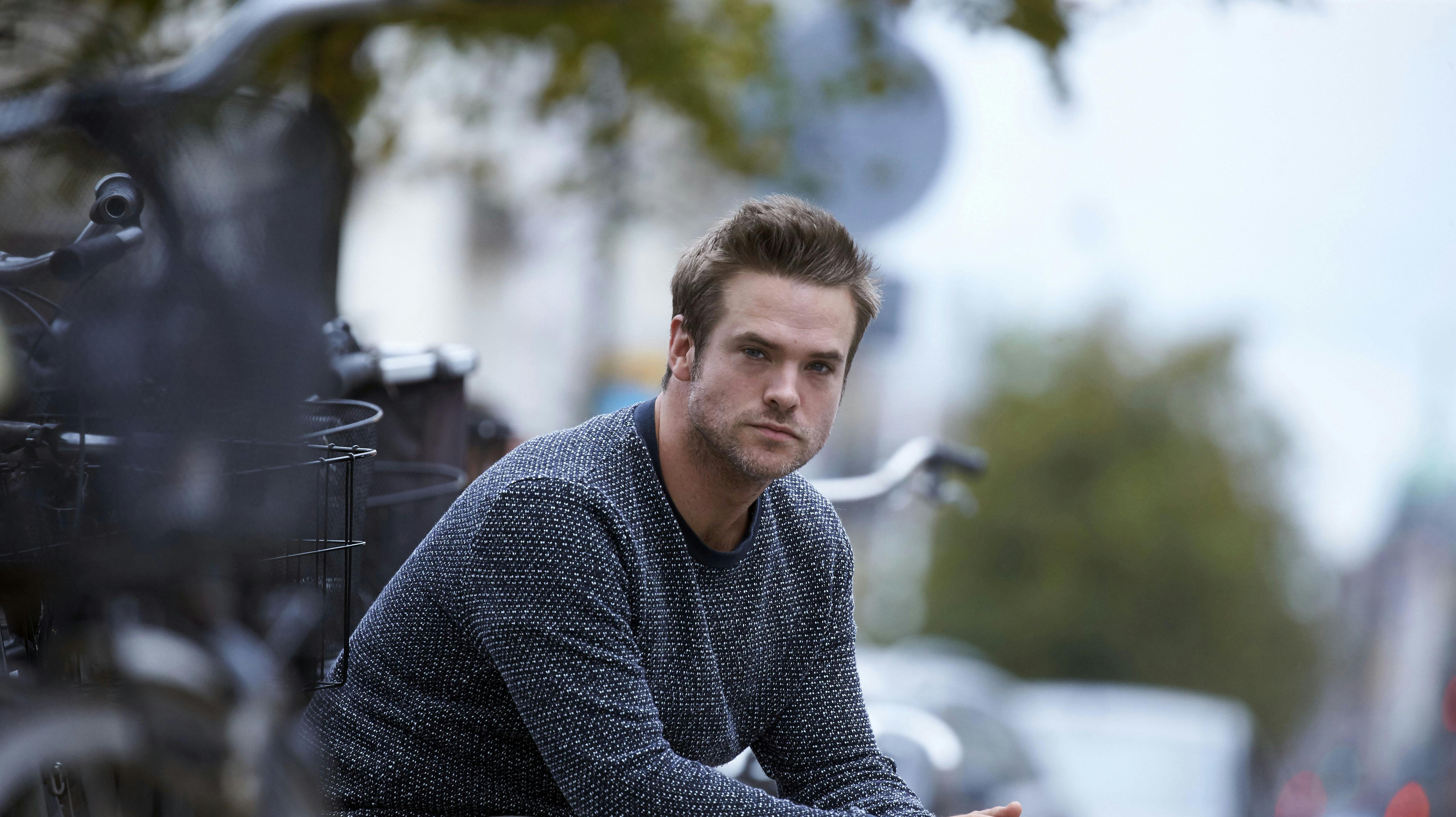 NærkontaktNavne : Silas HolstFoto: Birger StormTekst: Silas holst er med i NærkontaktSted: Københsvnoptagelses dato: 20170922Journalist· Helle Skram