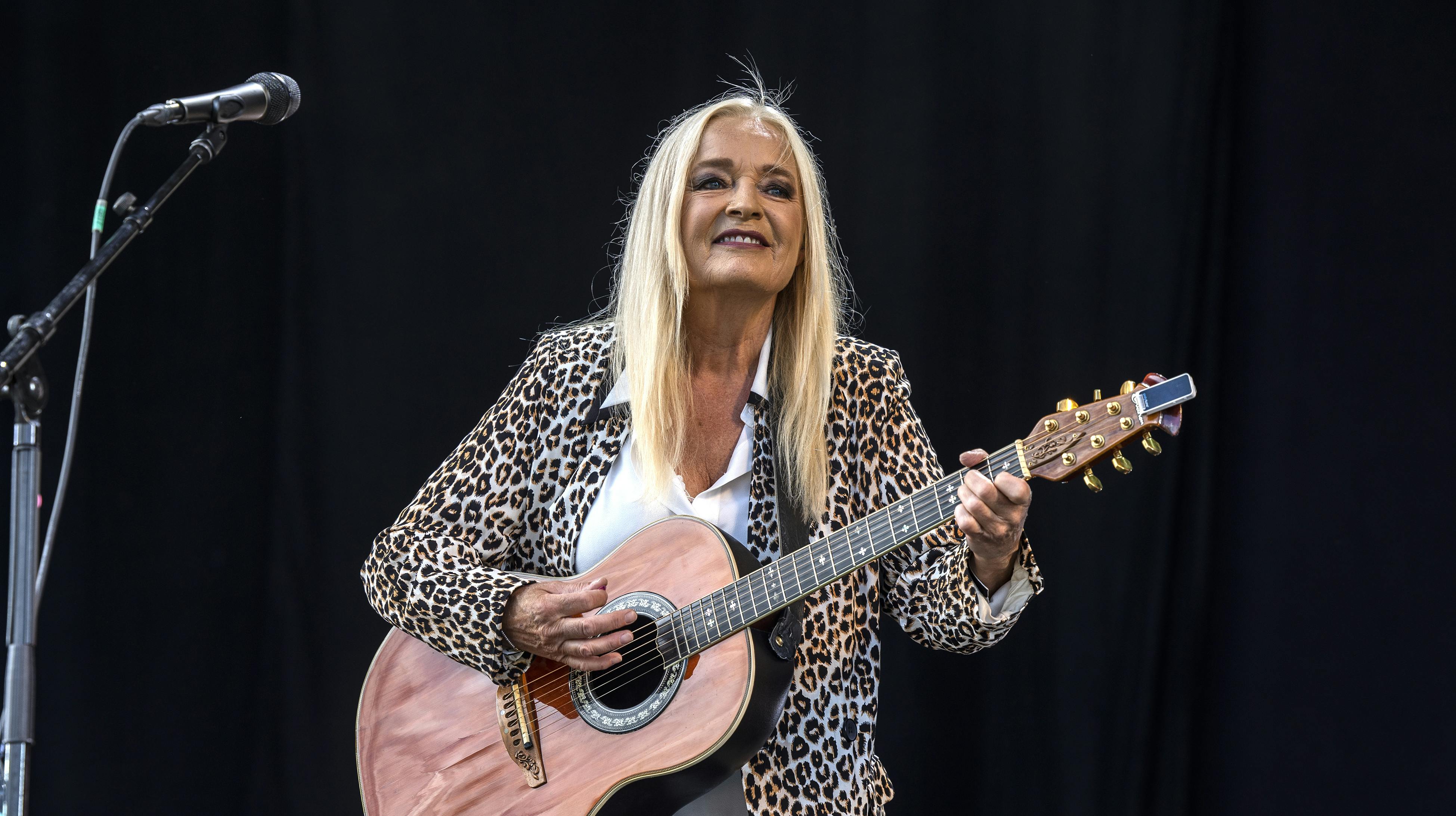 Anne Linnet udbetaler igen en flot løn til sig selv.