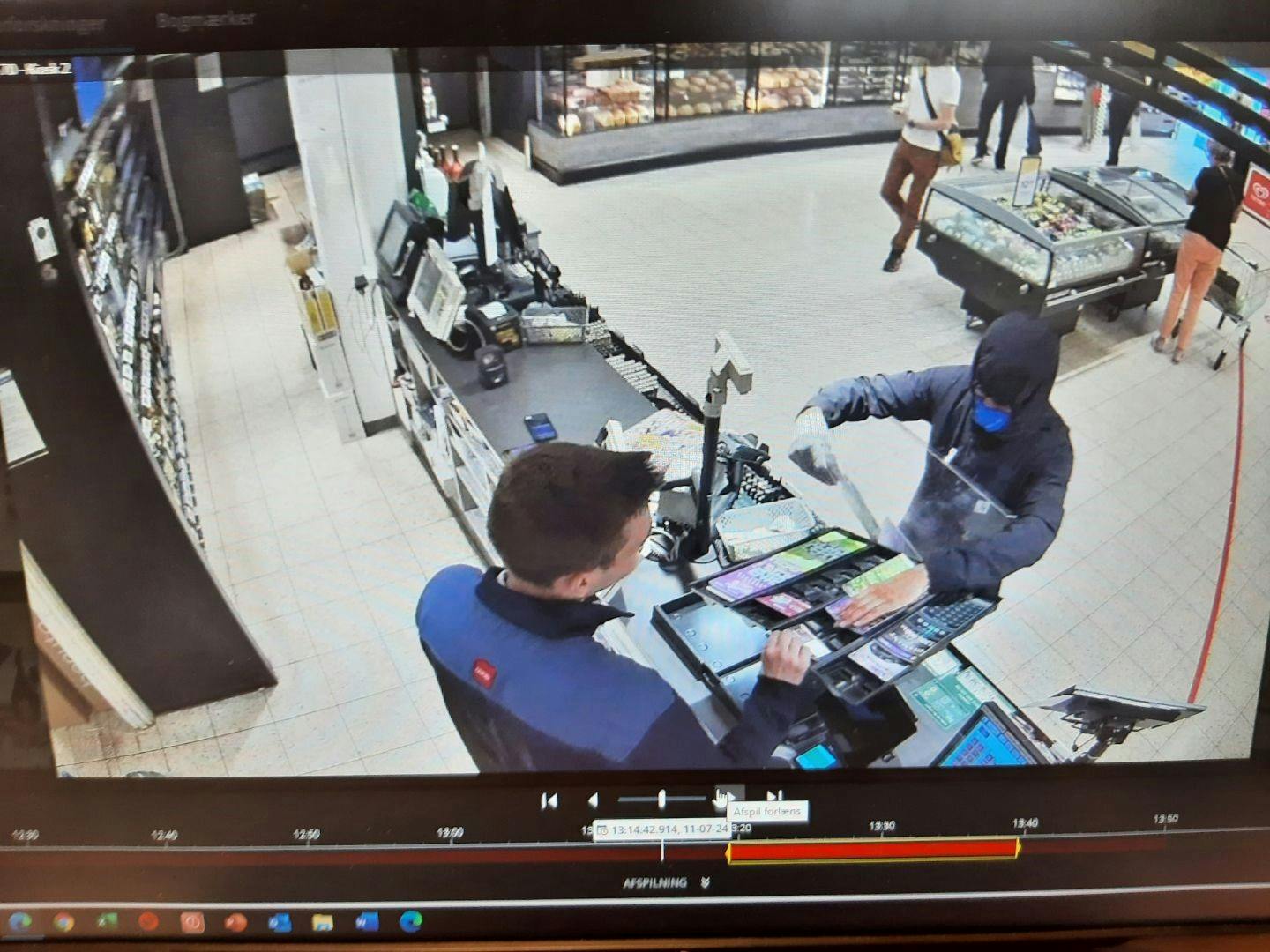 Den unge mand, som politiet efterlyser, ses til højre i billedet.