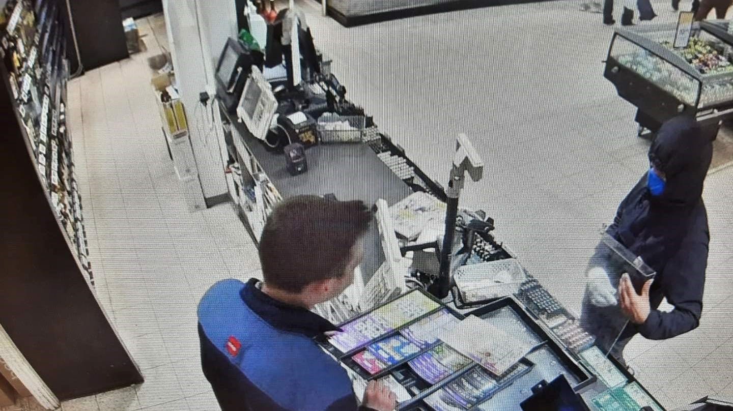 Nordsjællands Politi efterlyser den unge mand til højre i billedet.