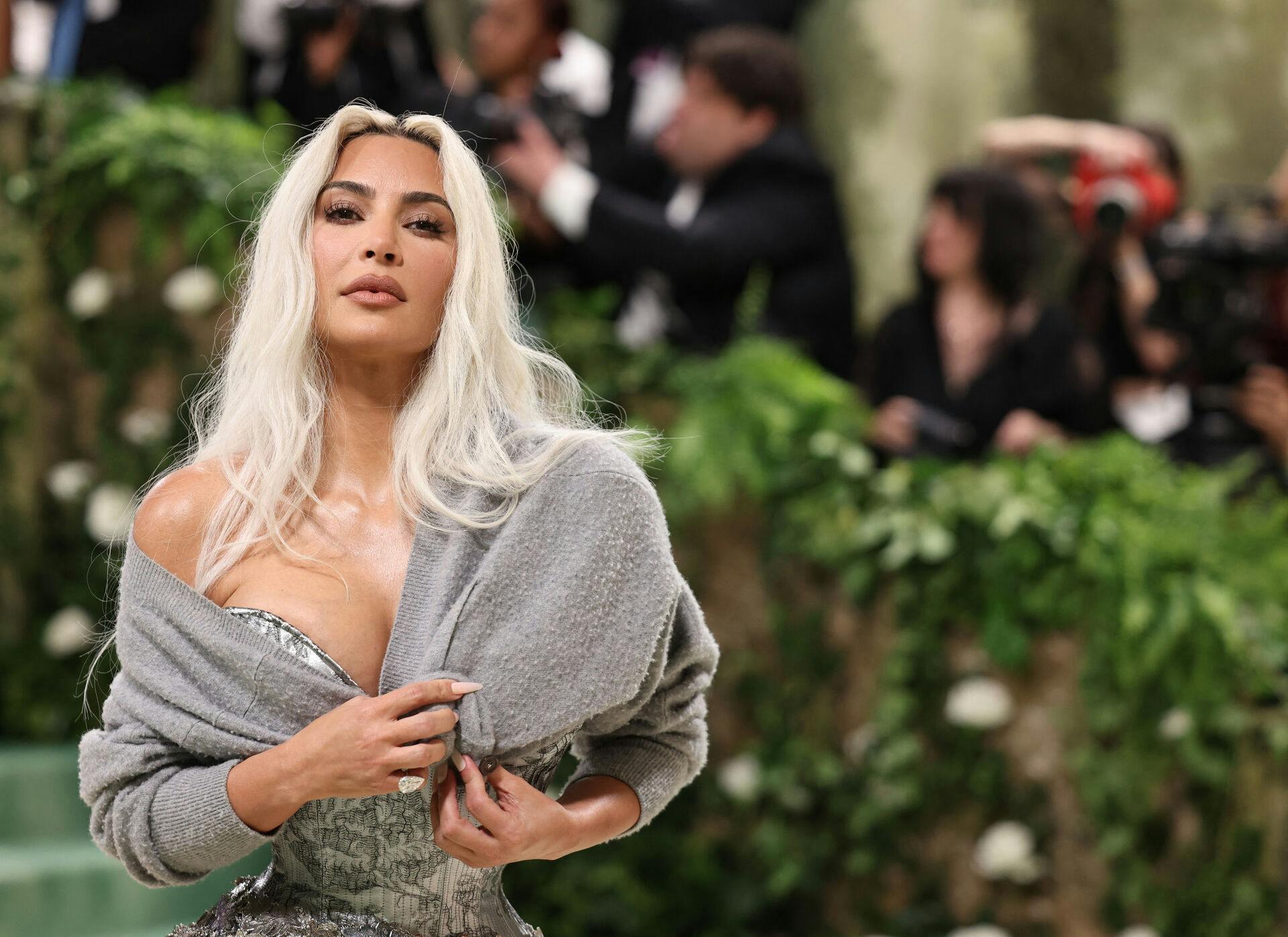 Kim Kardashian er fredag på gæstelisten til bryllupsfesten for sønnen af Asiens rigeste mand, Mukesh Ambani.