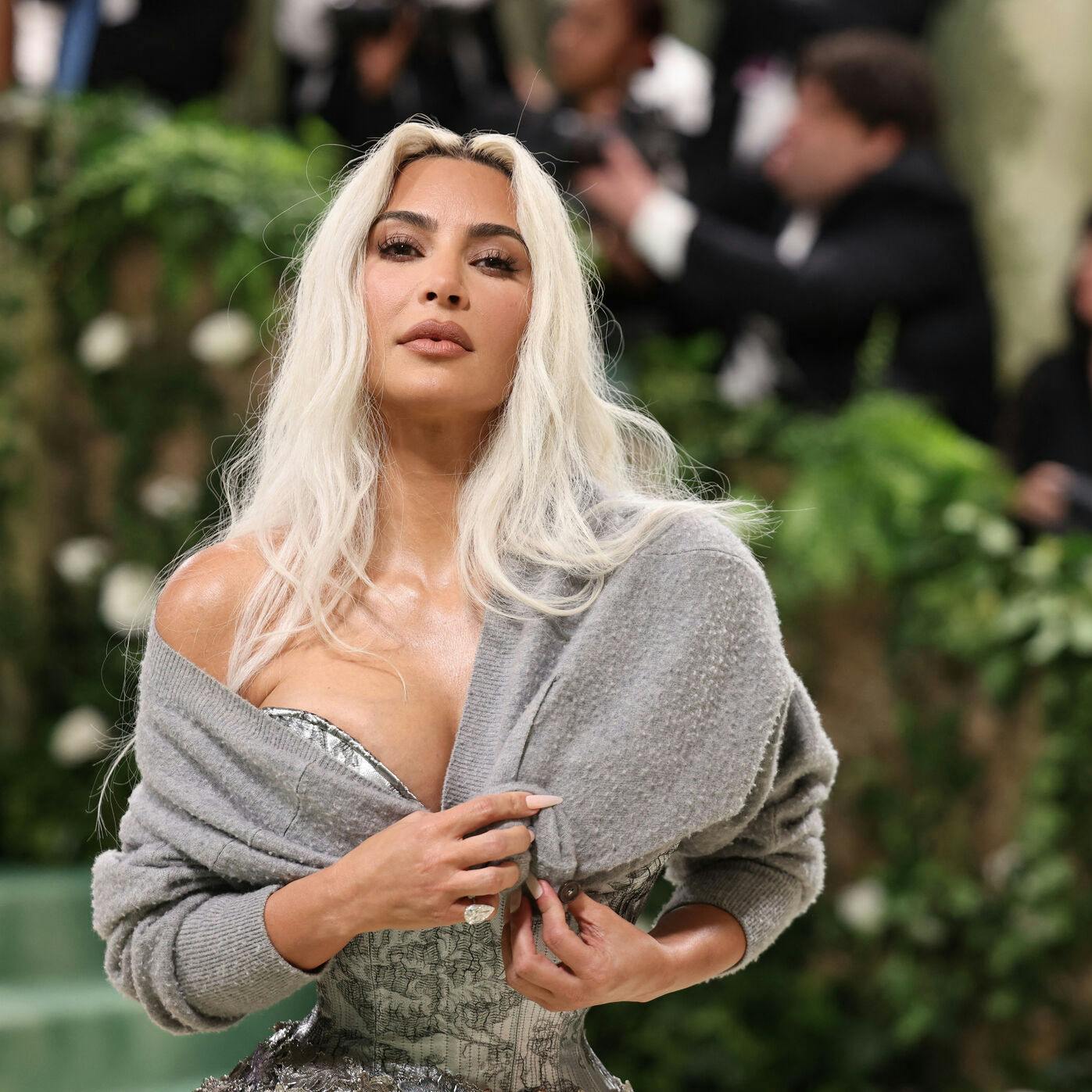 Kim Kardashian er fredag på gæstelisten til bryllupsfesten for sønnen af Asiens rigeste mand, Mukesh Ambani.
