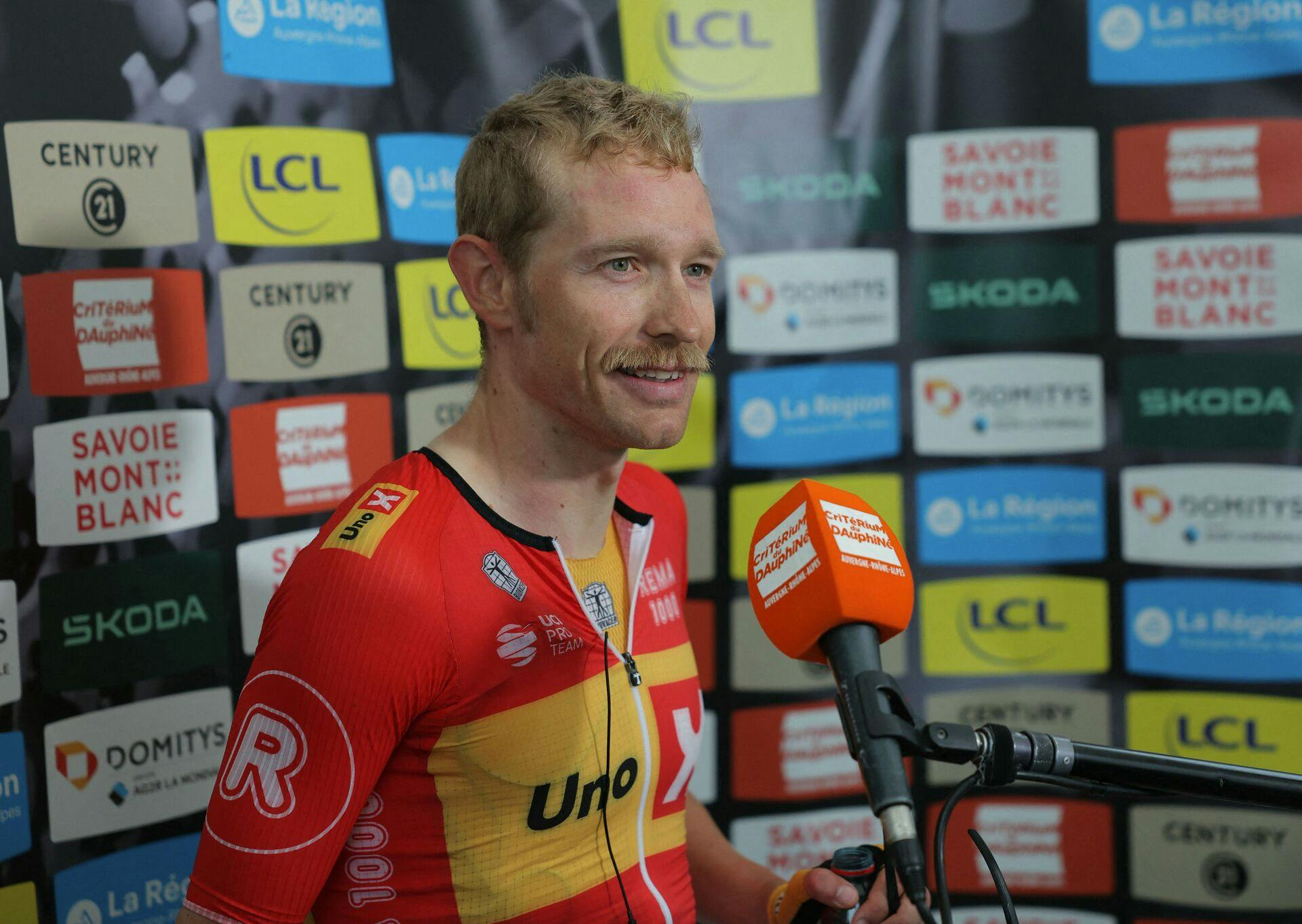 Magnus Cort har tabt et væddemål på Instagram. Nu skal overskægget farves enten blåt, rødt eller gult, når der er hviledag i Tour de France på mandag.