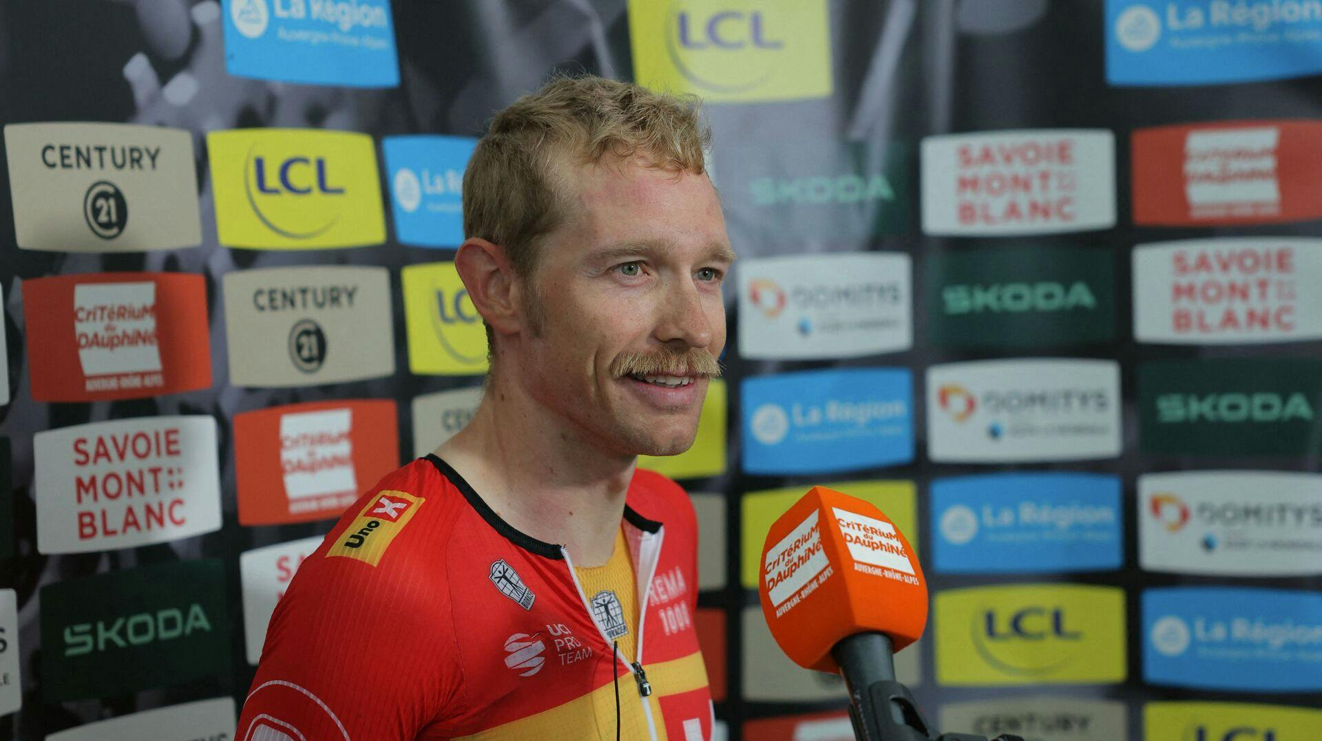 Magnus Cort har tabt et væddemål på Instagram. Nu skal overskægget farves enten blåt, rødt eller gult, når der er hviledag i Tour de France på mandag.