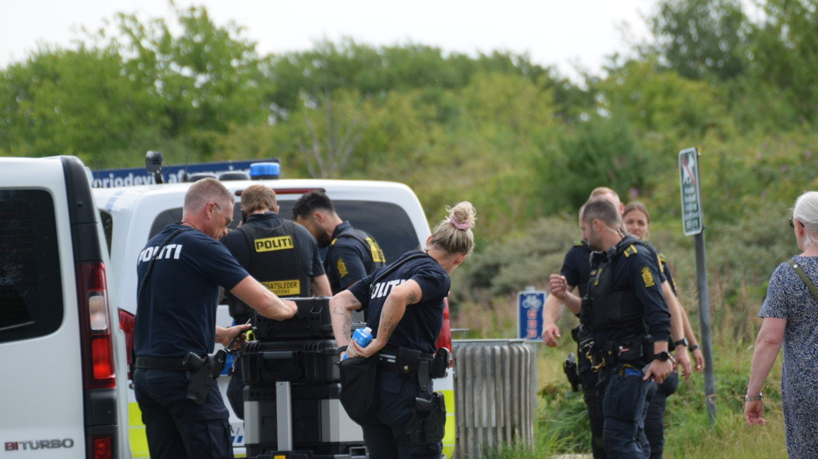 Fredag formiddag har politiet "foretaget undersøgelser" ved Vallensvæk Strand.
