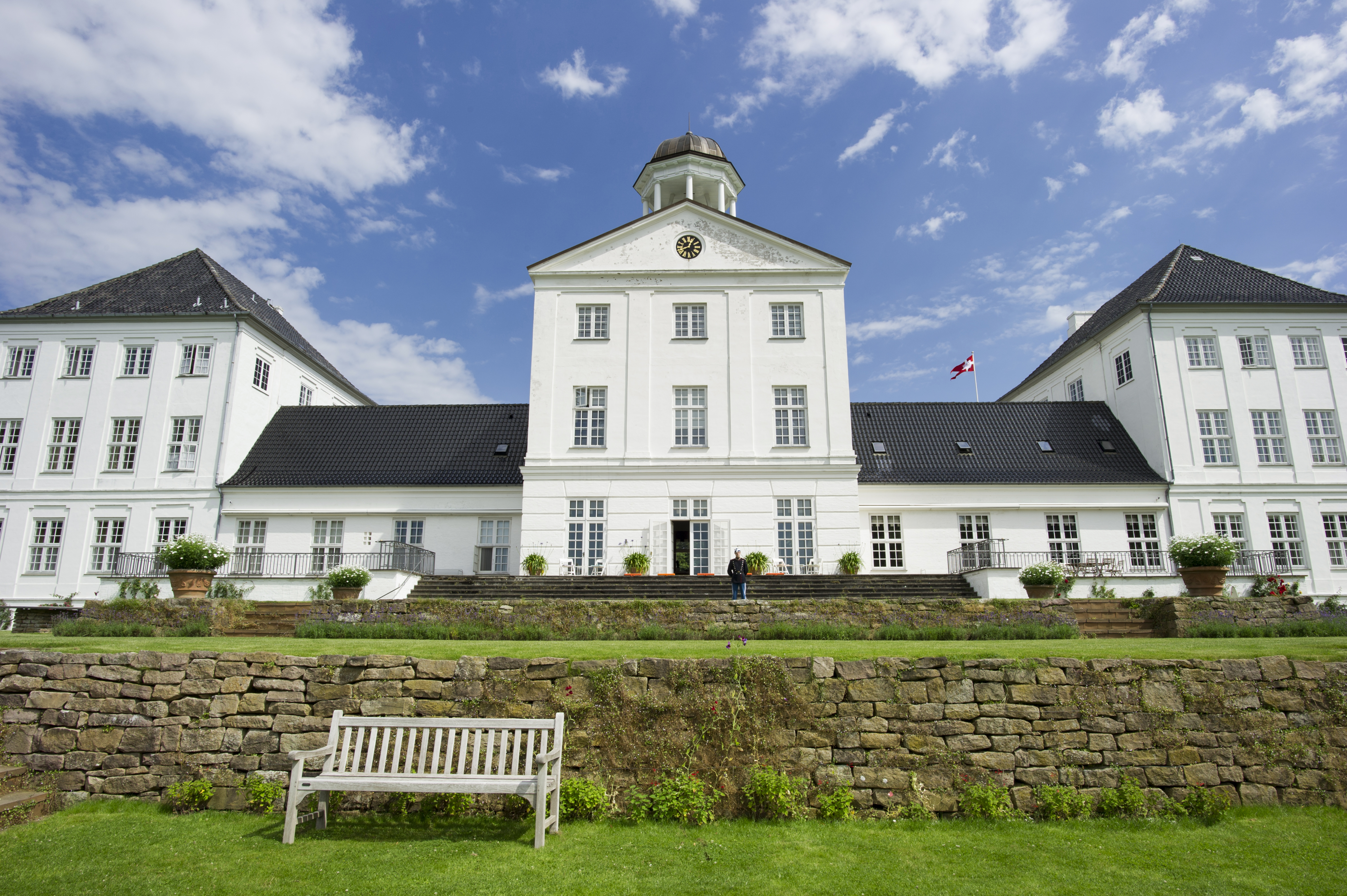 I år er det 80 år siden, dronning Ingrid og kong Frederik tog Gråsten Slot i brug som deres sommerresidens i Sønderjylland. Rundvisning i den enestående slotshave, Gråsten Slotshave. hvor mindet om dronning Ingrid er levende overalt.  Sted: Slotsbakken, 6300 GråstenDato: 21.07.2016Journalist: Trine LarsenFoto: Alex Tran