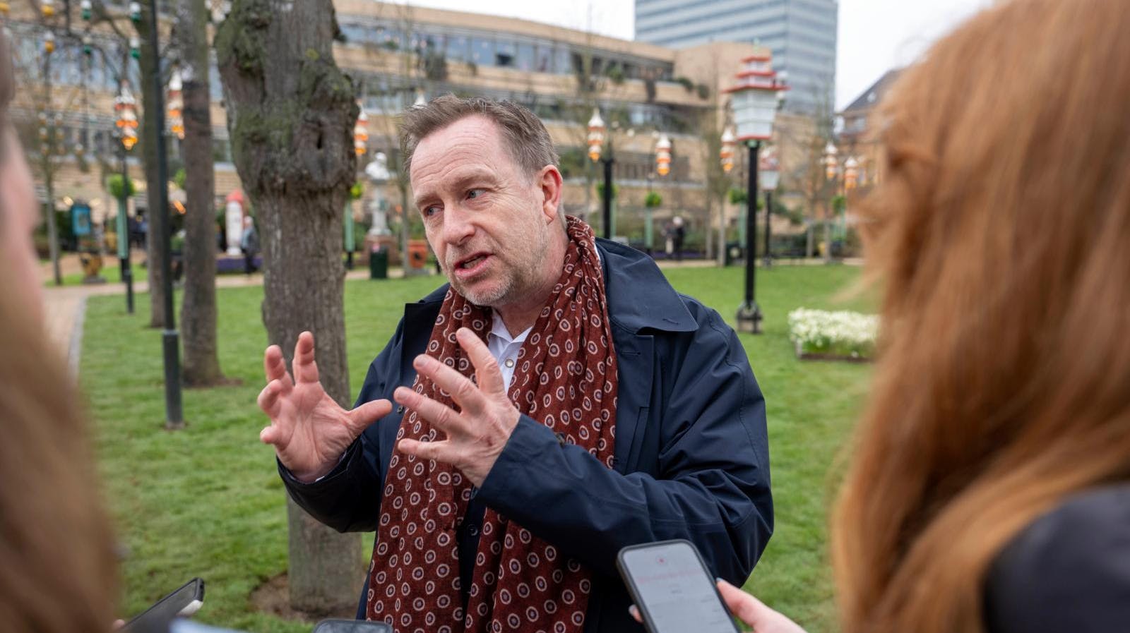 Adam Price er irritteret over, at hans navn bliver misbrugt. Derfor forsøger han at få sine følgere til at anmelde de falske profiler, når de ser dem.