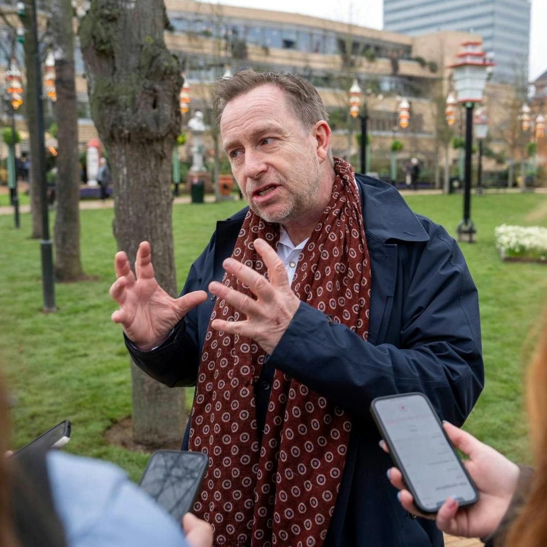 Adam Price er irritteret over, at hans navn bliver misbrugt. Derfor forsøger han at få sine følgere til at anmelde de falske profiler, når de ser dem.