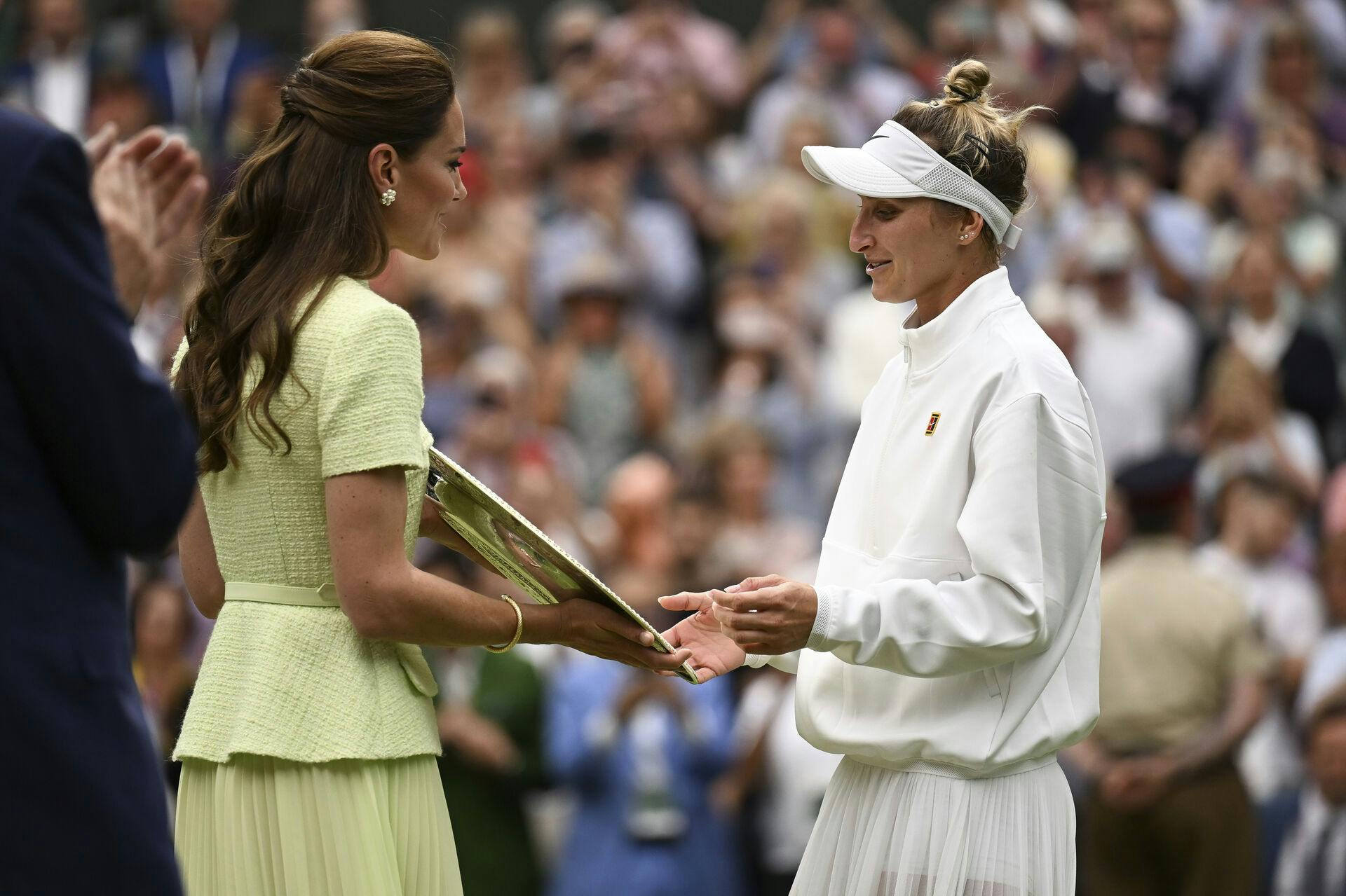 Sidste år vandt Marketa Vondrousova Wimbledon for kvinder og får her overrask sit trofæ af prinsesse Kate.