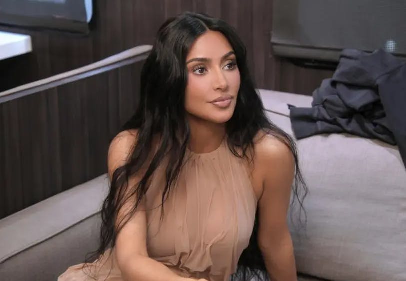 Kim Kardashians fingerskade kan opleves i det seneste afsnit af "The Kardashians".