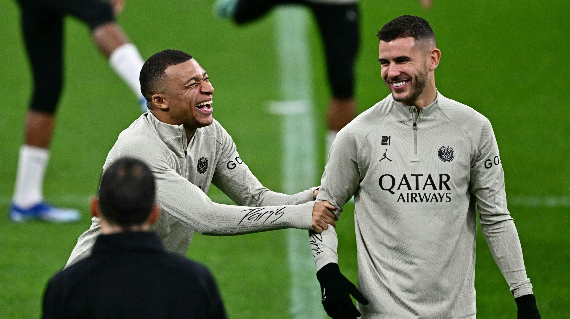 Der er god grund til at finde det store smil hos Lucas Hernández midt i sommerferien. Den franske PSG-stjerne er nemlig blevet forlovet.