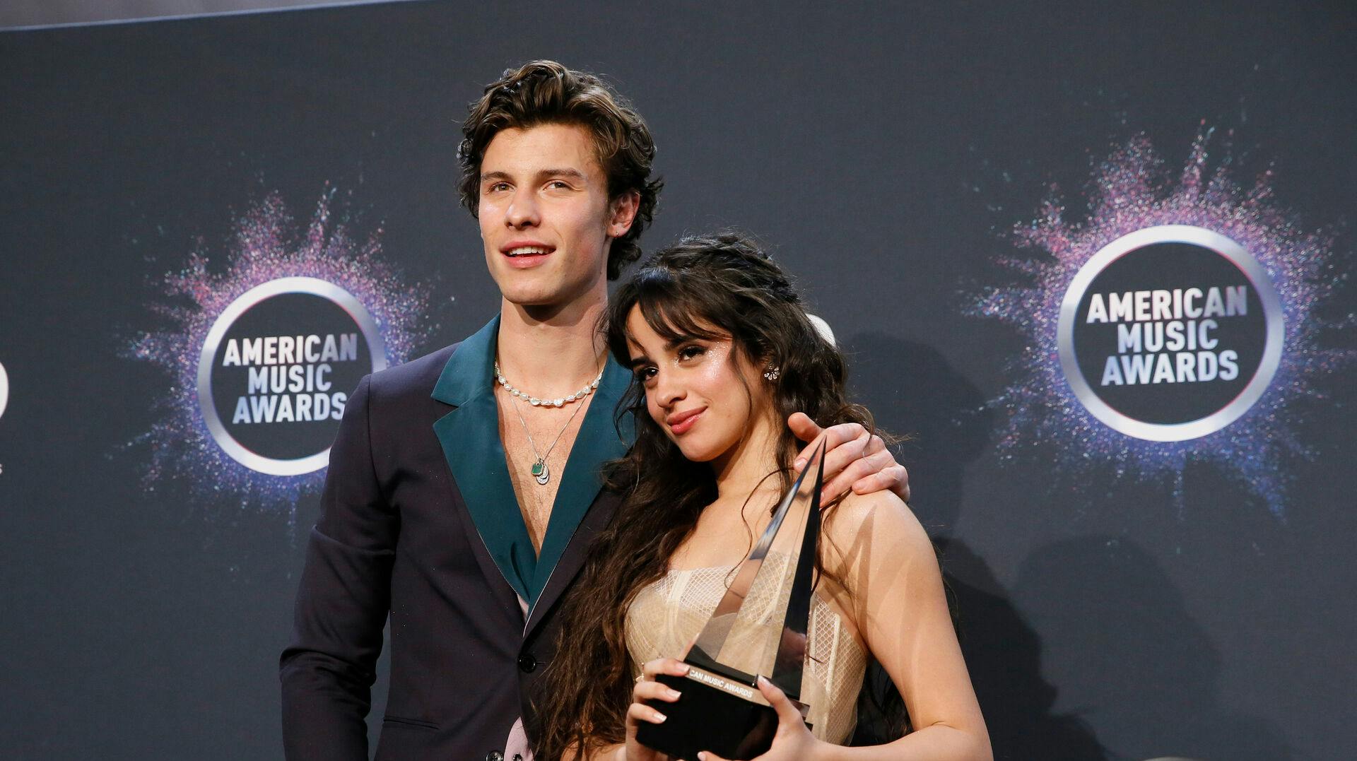 2019 American Music Awards - Photo Room - Los Angeles, California, U.S., November 24, 2019 - Shawn Mendes and Camila Cabello pose with their award for Collaboration of the Year for Senorita. REUTERS/Danny Moloshok