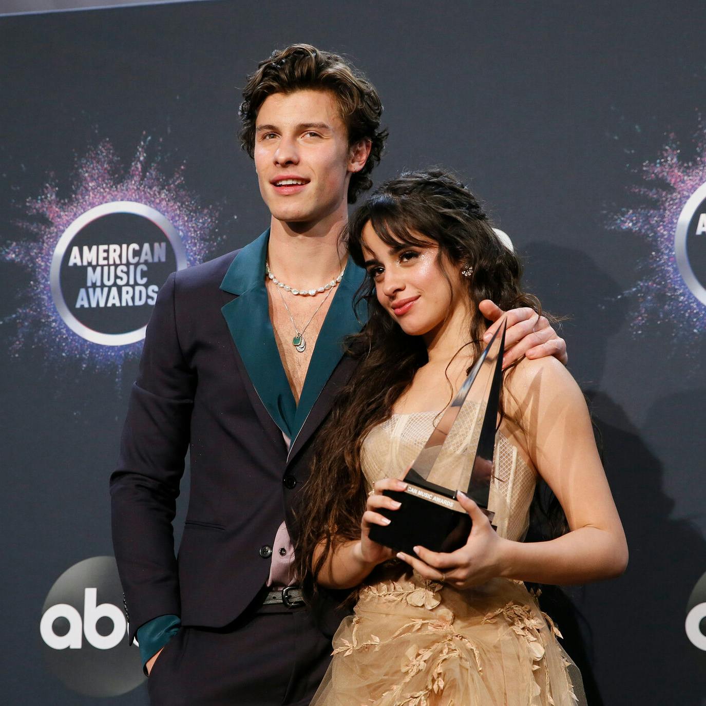 2019 American Music Awards - Photo Room - Los Angeles, California, U.S., November 24, 2019 - Shawn Mendes and Camila Cabello pose with their award for Collaboration of the Year for Senorita. REUTERS/Danny Moloshok