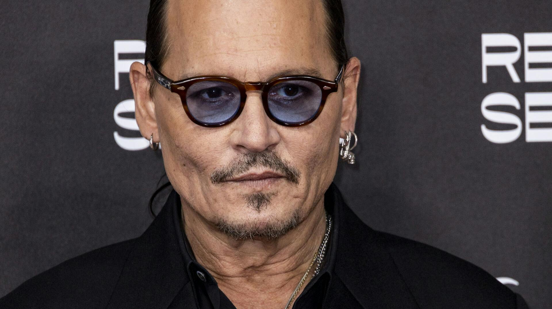 To år efter den dramatiske retssag mod ekskonen Amber Heard tyder det på, at Johnny Depp har fundet kærligheden på ny.