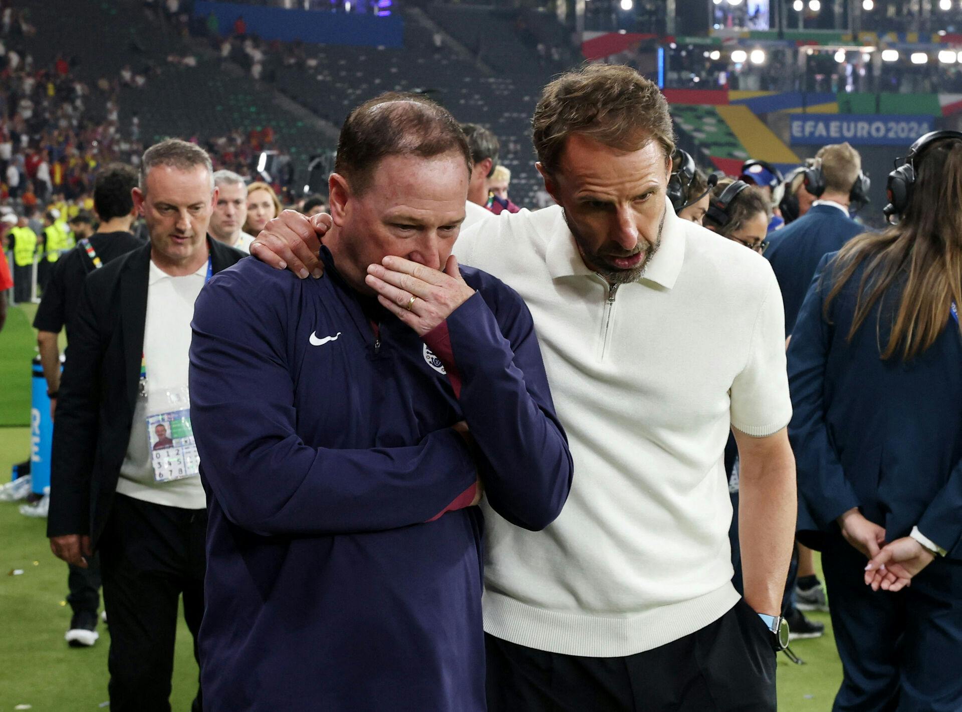 Landstræner Gareth Southgate (t.h.) og assistenttræner Steve Holland vidste nok allerede efter EM-finalen i søndags, hvilken vej det gik. For her to dage senere er Gareth fortid i jobbet.