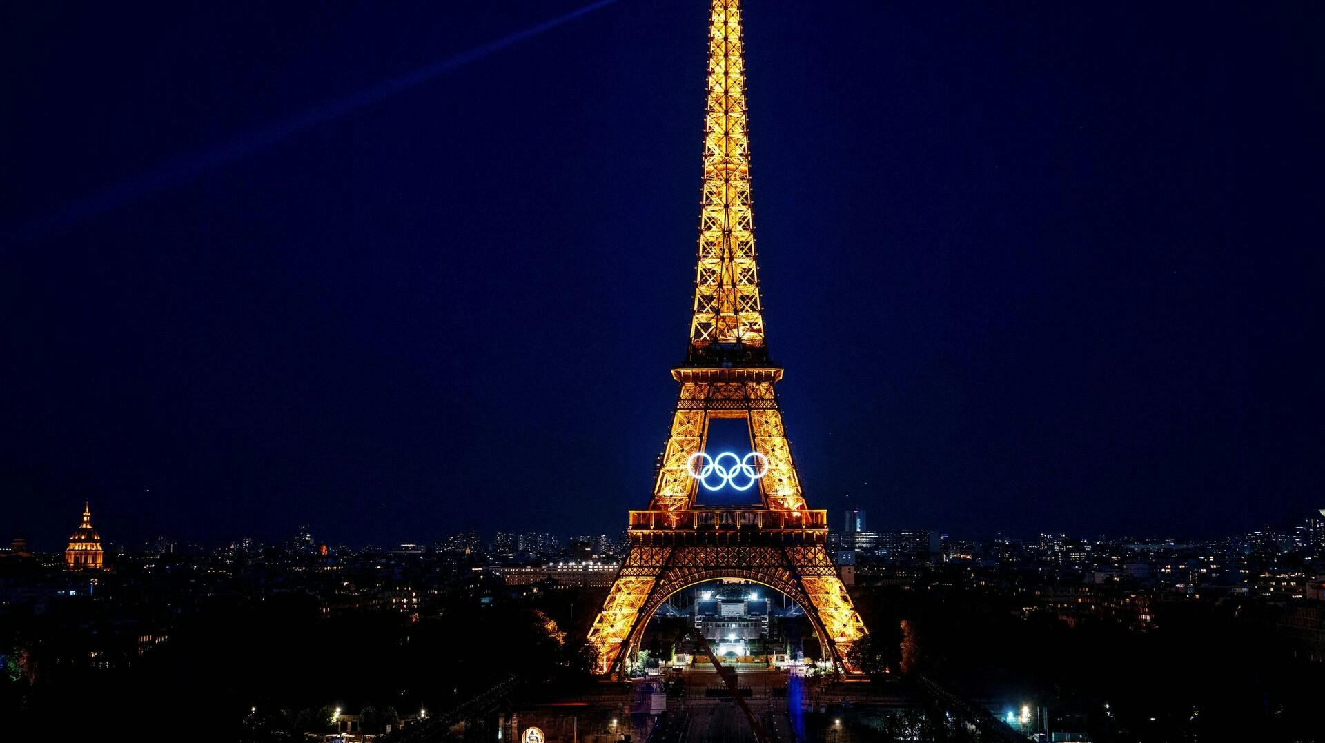 Eiffeltårnet er også kommet i OL-stemning. Nu er der godt nyt fra Paris' lufthavne, da en strejke er blevet afblæst kort før OL.