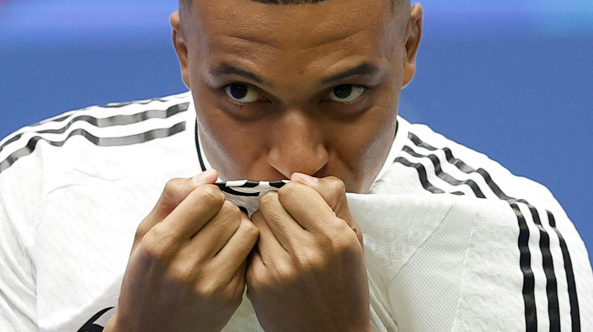 Kylian Mbappe kysser logoet på trøjen i hans nye klub Real Madrid.