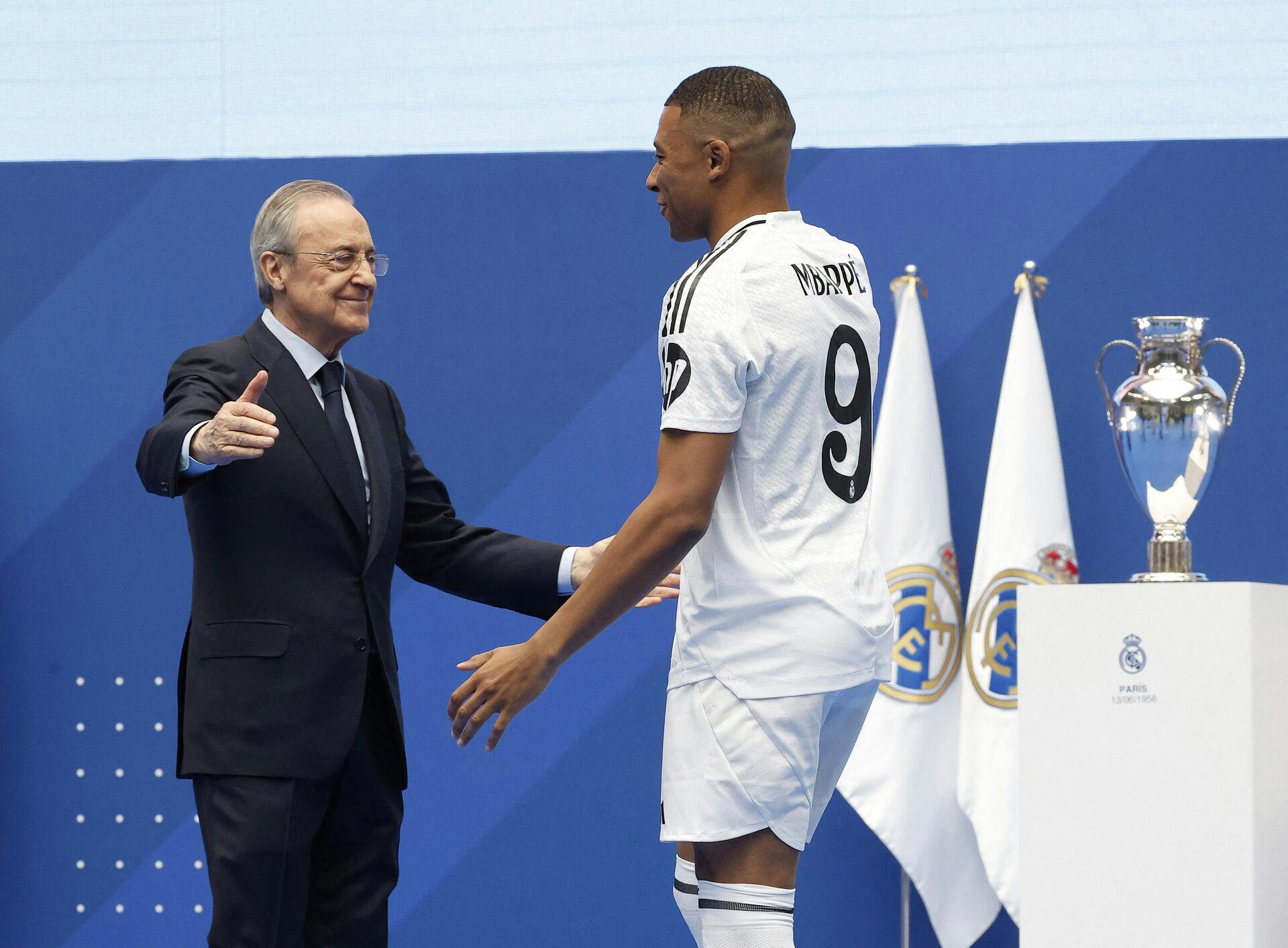 Klubbens præsident, Florentino Perez, ser svært tilfreds ud med den nye spiller.
