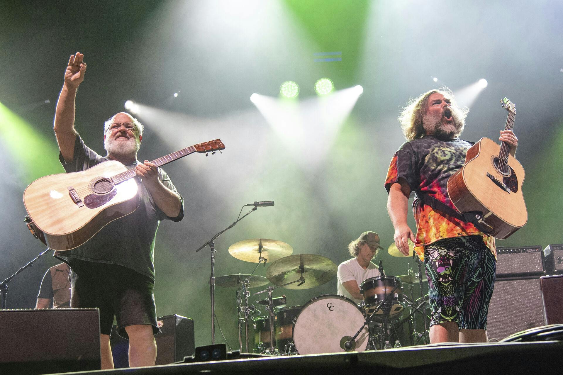 Kyle Gass (t.v.) ses her under en koncert med Jack Black.