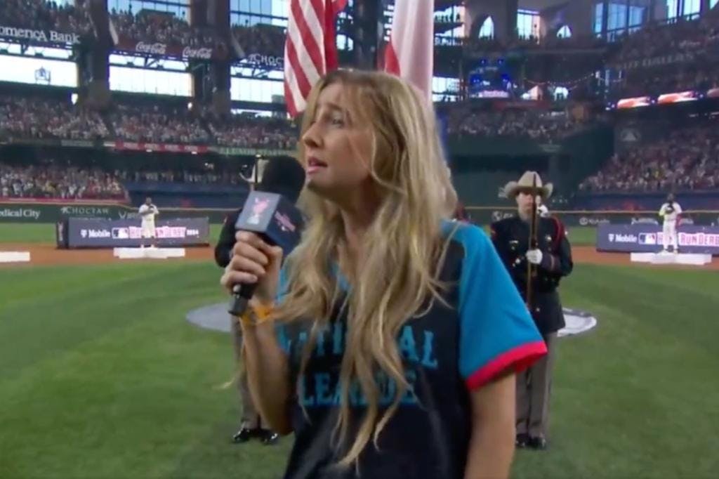 Ingrid Andress kæmpede en hård kamp med "The Star-Spangled Banner" mandag aften.