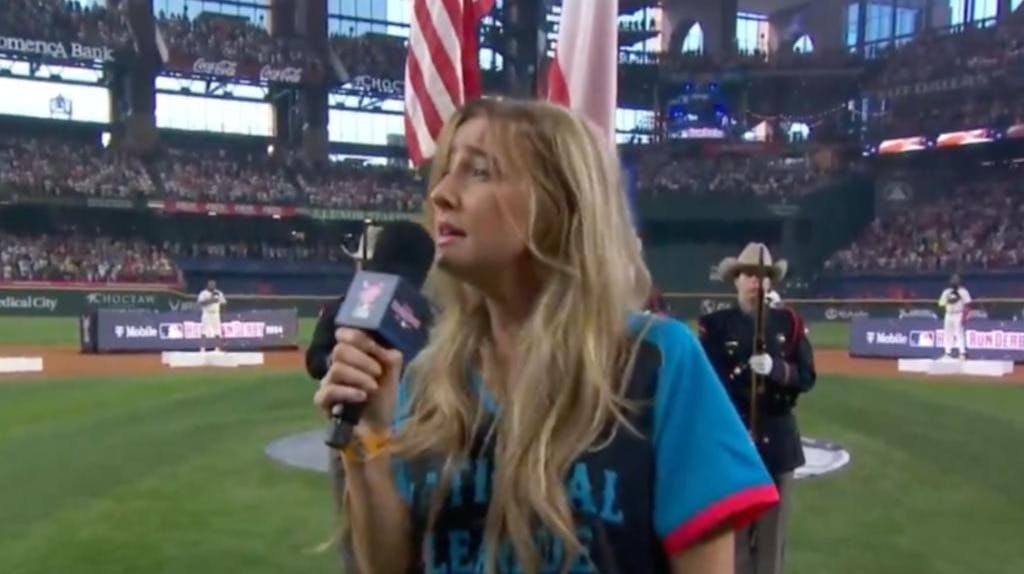 Ingrid Andress kæmpede en hård kamp med "The Star-Spangled Banner" mandag aften.