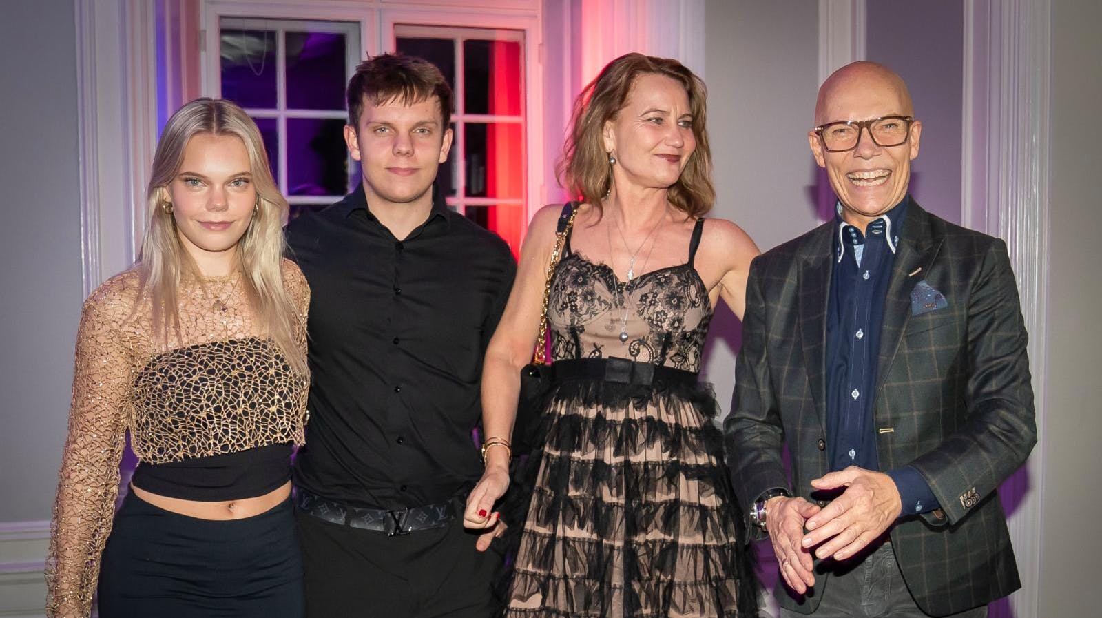 Isabella, Nikolai og Anette inviterer alle, der har lyst, til at deltage i den offentlige del af bisættelsen på fredag. Men de vil også helt privat sige farvel og dele minderne om Jens Werner med de nærmeste.