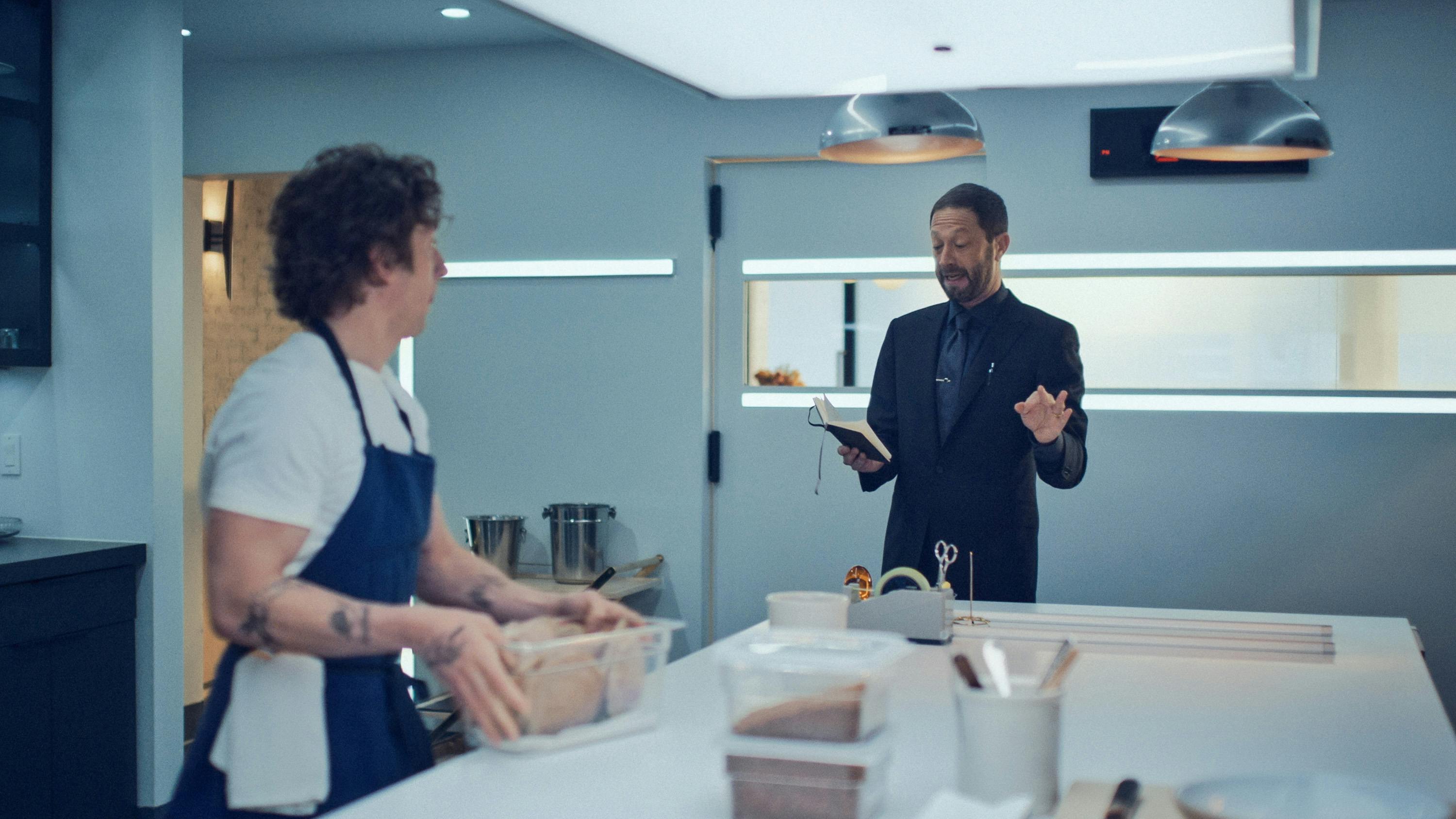 Ebon Moss-Bachrach spiller Carmys bedste ven, Richard “Richie” Jerimovich, og fylder rollen godt ud.