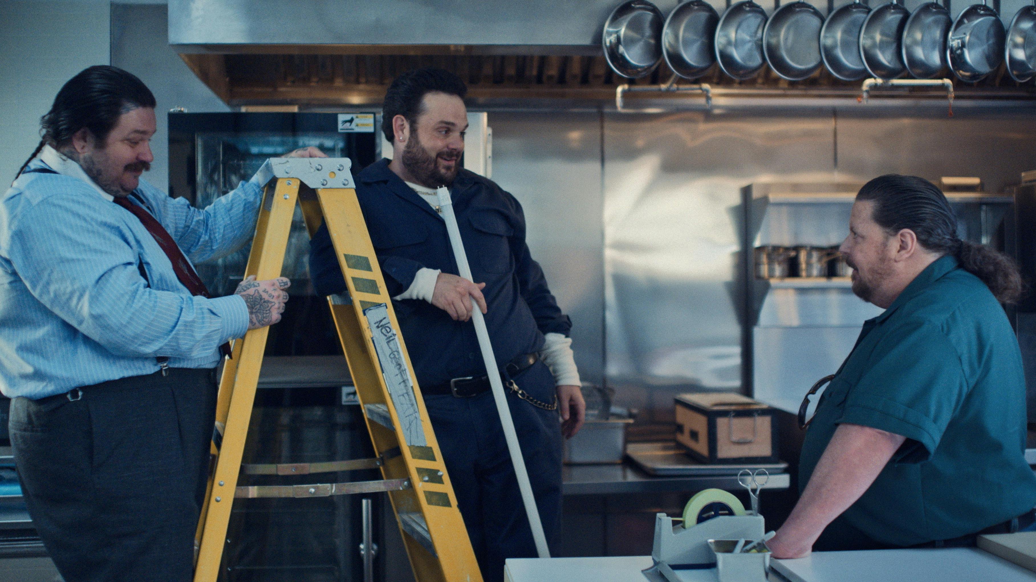 At virkelighedens kok Matty Matheson (t.v.) - i rollen som Neil Fak - får lov til at lege med og uden at lave mad er en lille genistreg. Han er nemlig en fremragende skuespiller.