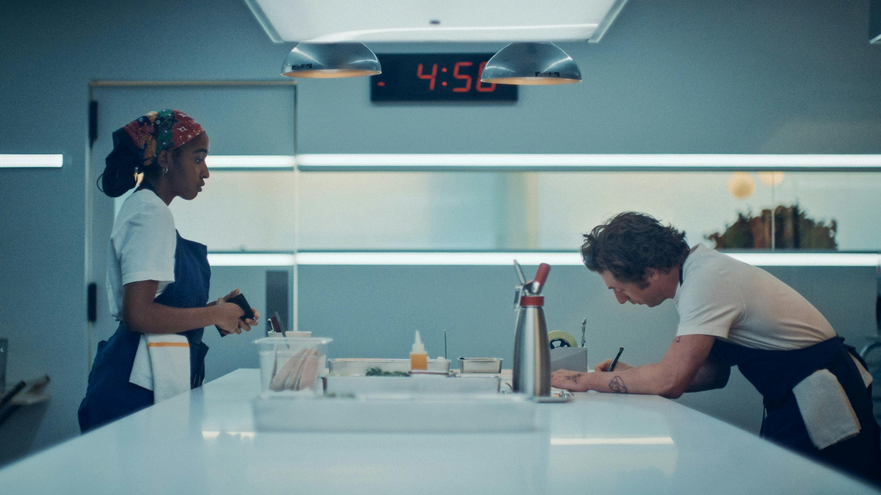 Bare vent og se - vi kommer til at høre meget mere fra skuespilleren Ayo Edebiri! Hun har en bærende rolle i alle sæsoner som souschefen Sydney Adamu. Hun har også fået lov til at instruere afsnit 6 i den nye sæson, hvilket hun er slupper overraskende godt fra.