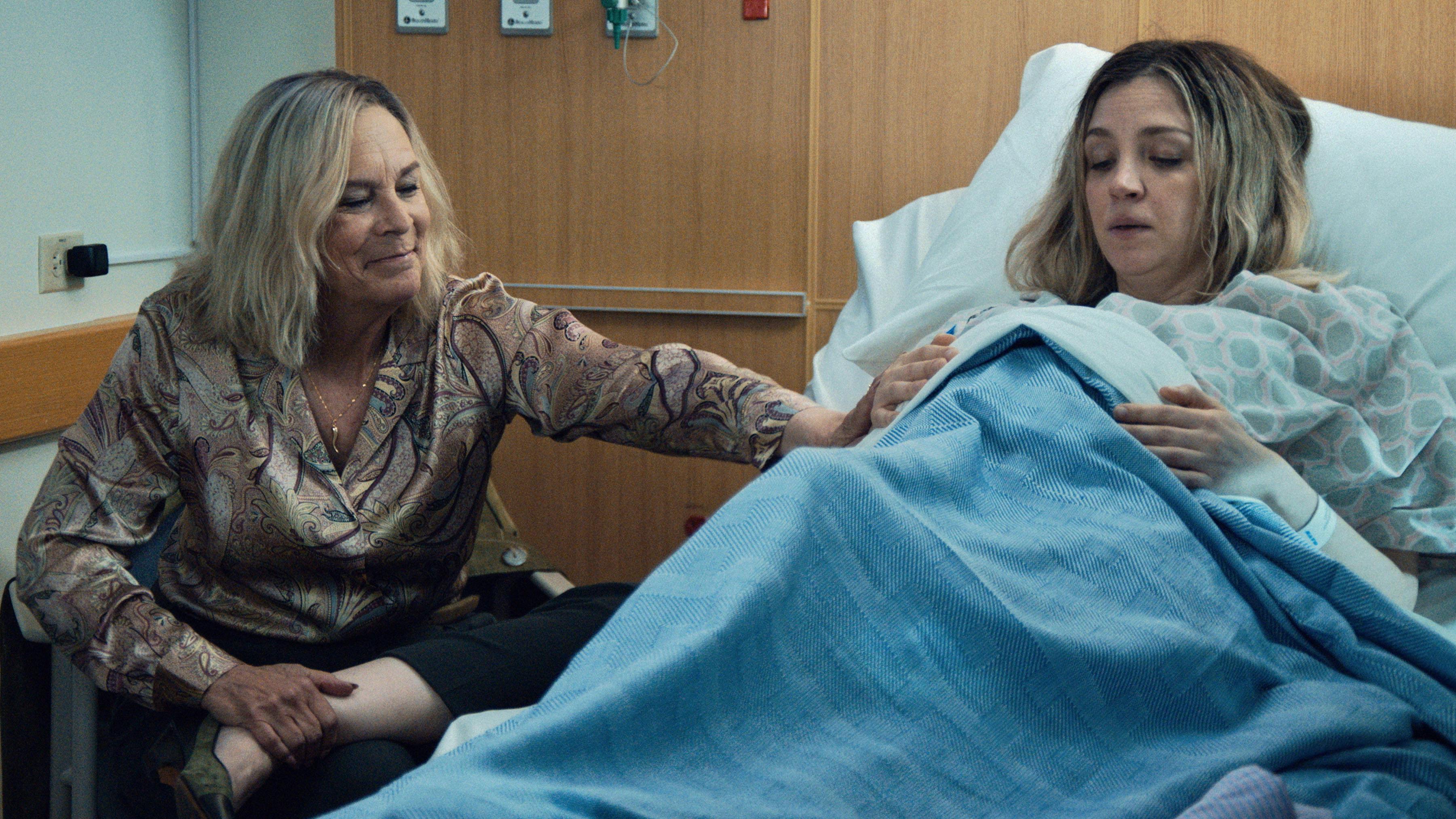 Jaime Lee Curtis som Donna giver Abby Elliott, der spiller Natalie “Sugar” Berzatto, en hjælpende hånd under en fødsel, der fylder et helt afsnit i sæson 3.