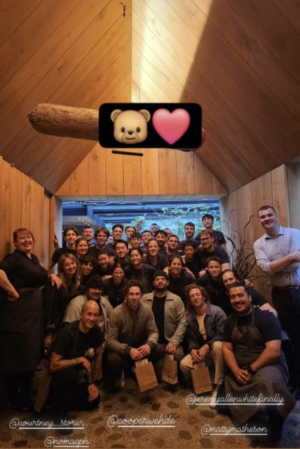 Gruppebillede fra optagelserne på Noma.