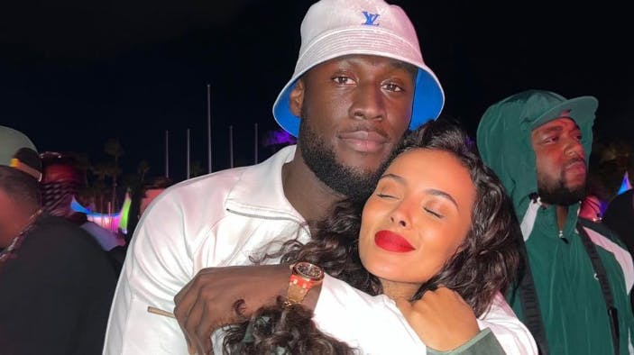 Stormzy og Maya Jama danner ikke længere par. Det fortæller det nu tidligere kendispar i en fælles Instagram-story på Instagram.