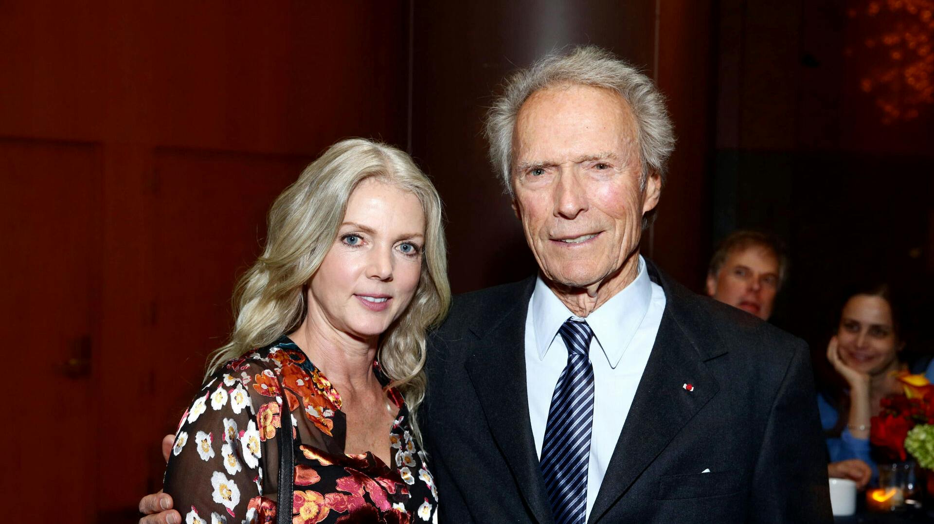 94-årige Clint Eastwood har mistet kæresten Christina Sandera, der i en alder af 61 år er gået bort.