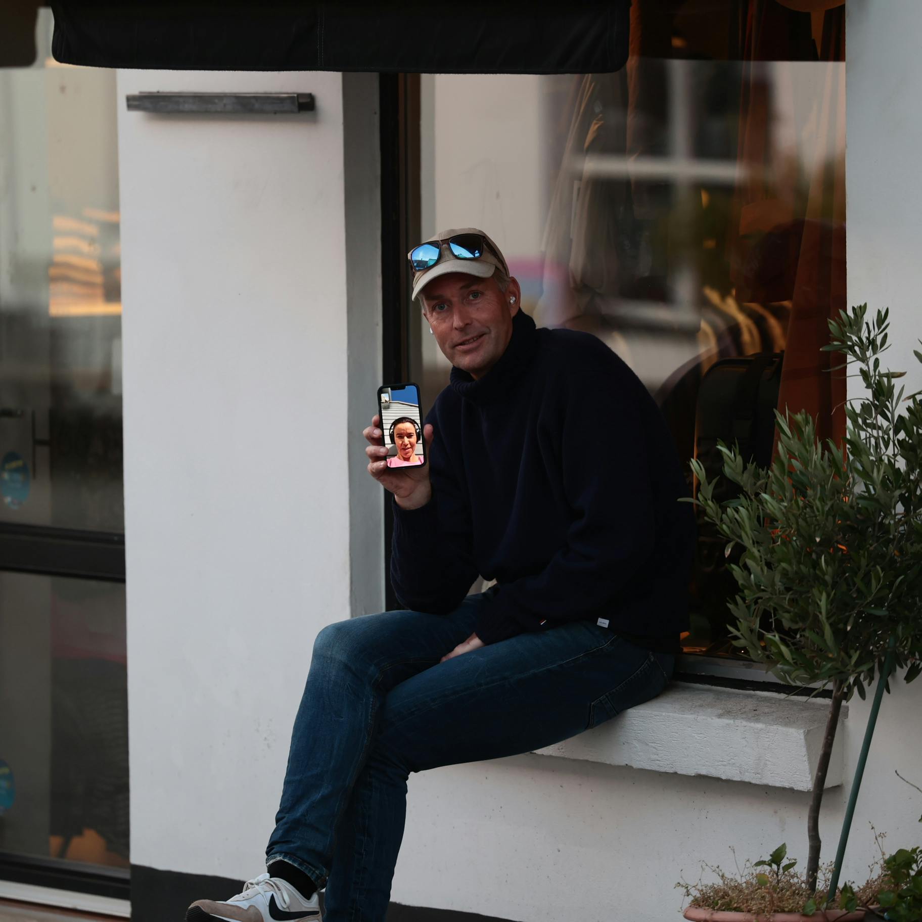 Kasper Hjulmand er på Musik i Lejet, hvor han hygger sig. Her facetimer han.