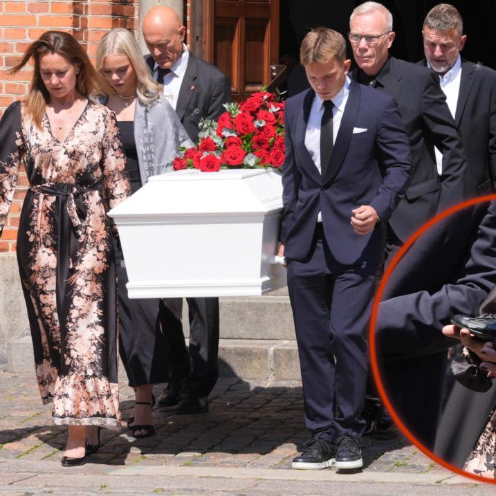 De små dansesko, som Jens Werner fik, da han var bare fire år, kommer med i kisten.