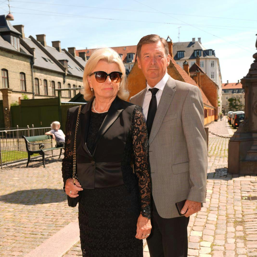 Anne Laxholm var meget berørt før bisættelsen, som hun havde taget manden Hans Henrik med til.