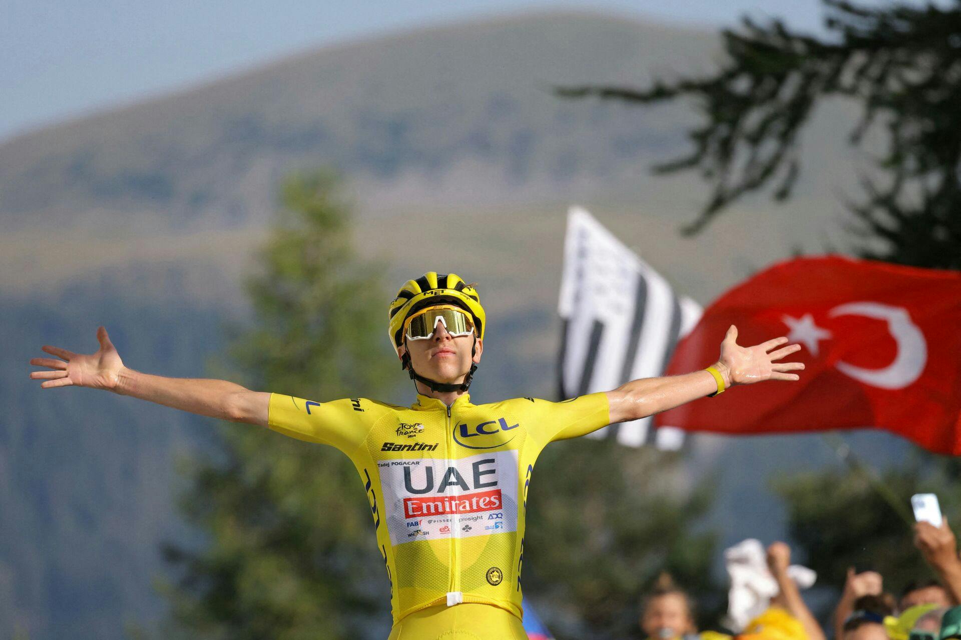 Tadej Pogacar vinder næstsidste etape af Tour de France.