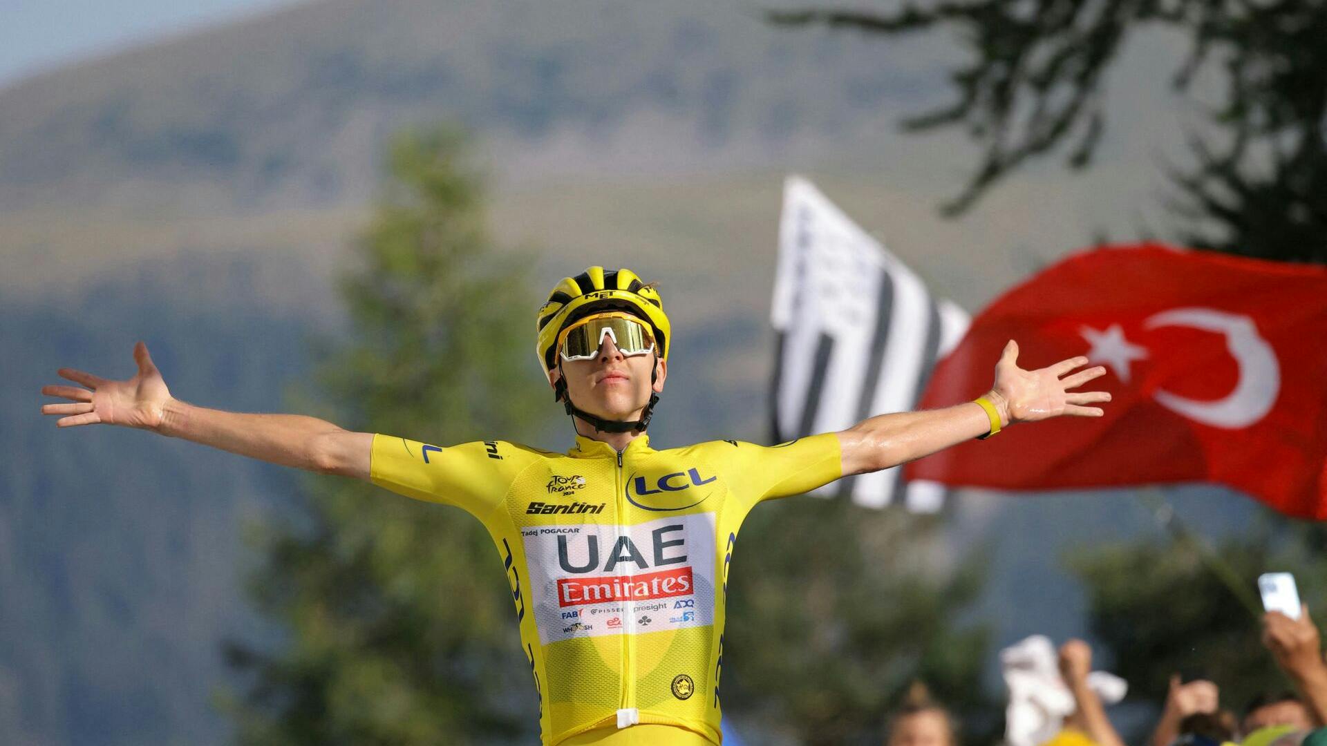 Tadej Pogacar vinder næstsidste etape af Tour de France.