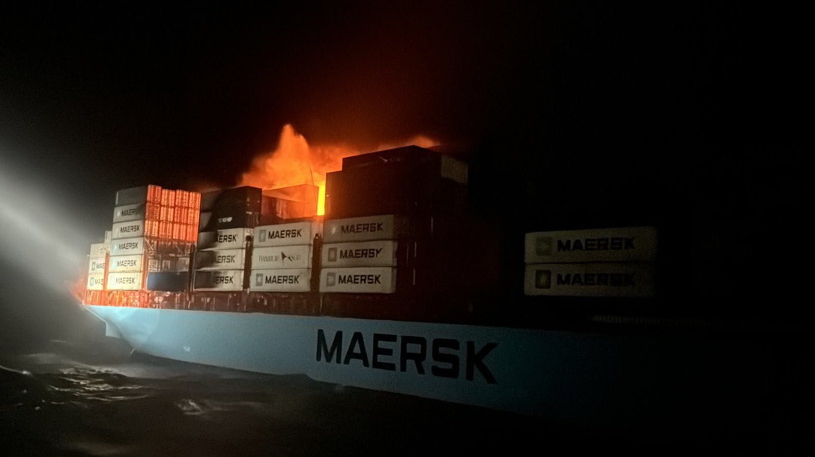 En person har mistet livet efter brand på Mærsk-skibet Maersk Frankfurt i Det Arabiske Hav.