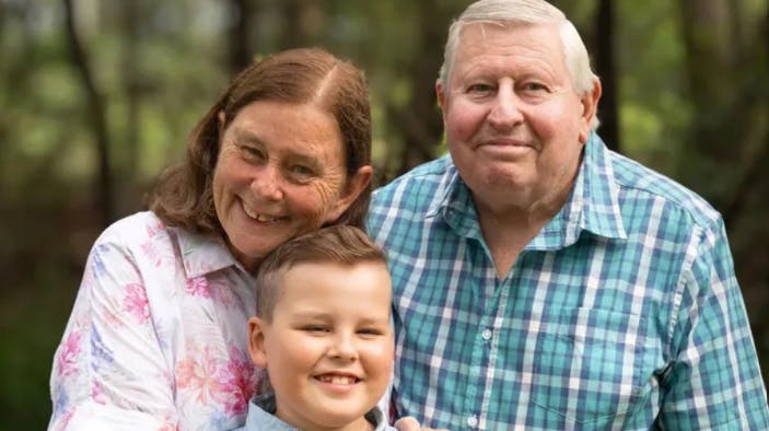 Bedstefar Stan med sit barnebarn Tommy og kone Lin. 