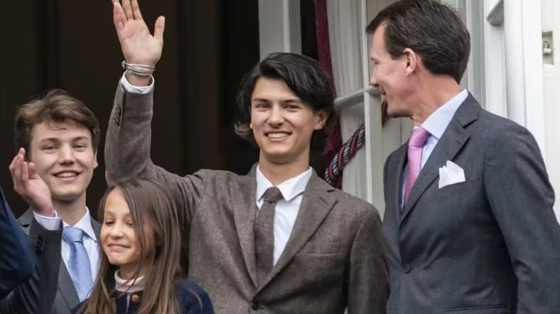 24-årige grev Nikolai hylder sin far og afdøde farfar i sit seneste Instagram-opslag. 