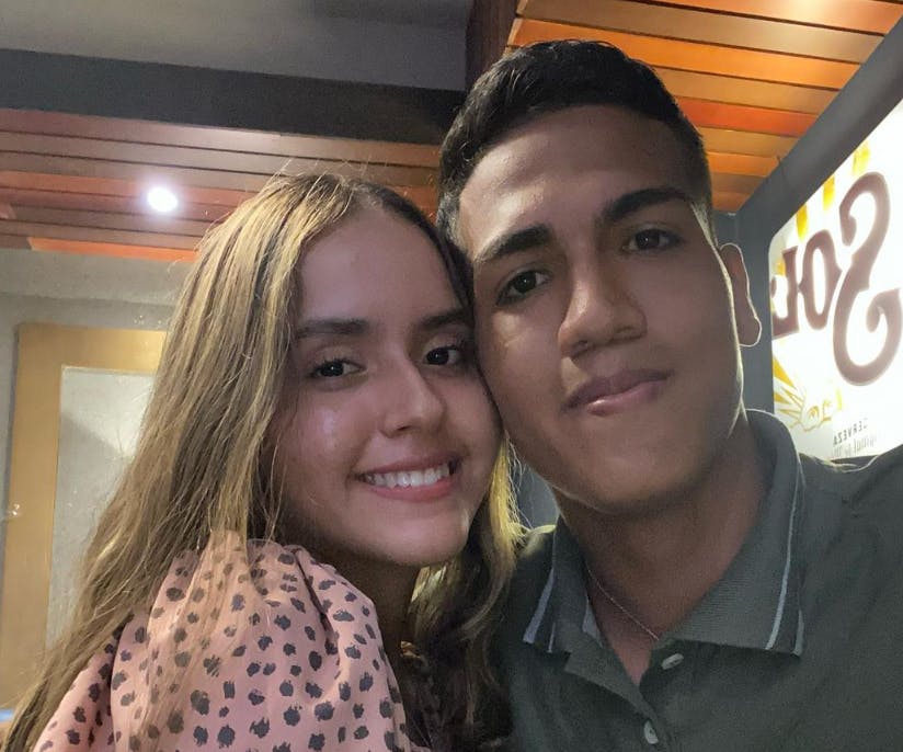 Her ses Justin Cornejo sammen med sin kæreste, Milena Gabriela.