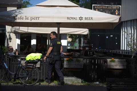 Politiet er til stede søndag aften i Kastrup.