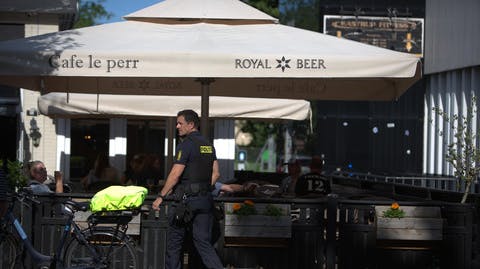 Politiet er til stede søndag aften i Kastrup.