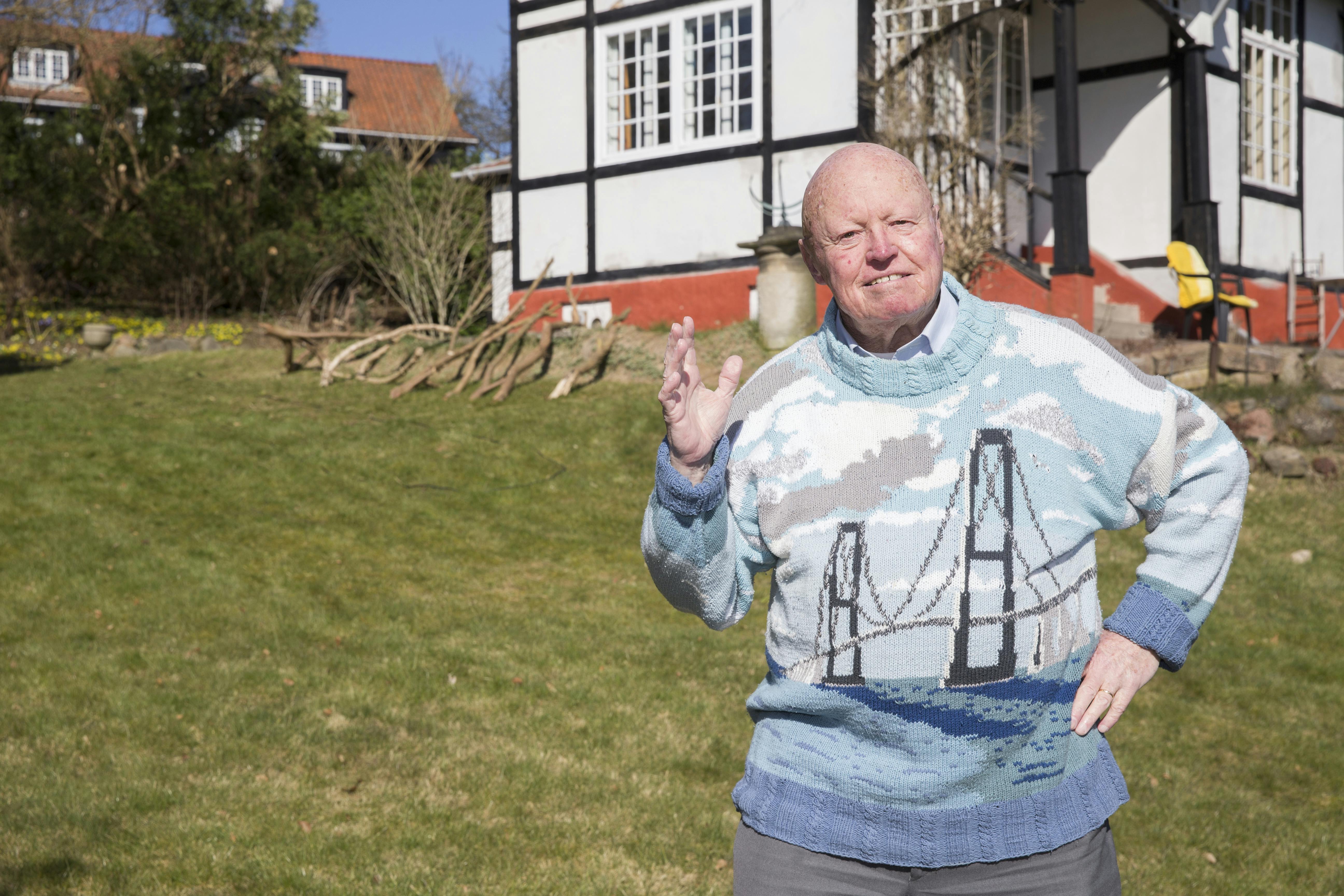 Forhenværende meteorolog Henrik Voldborg i sin have i Søllerød.