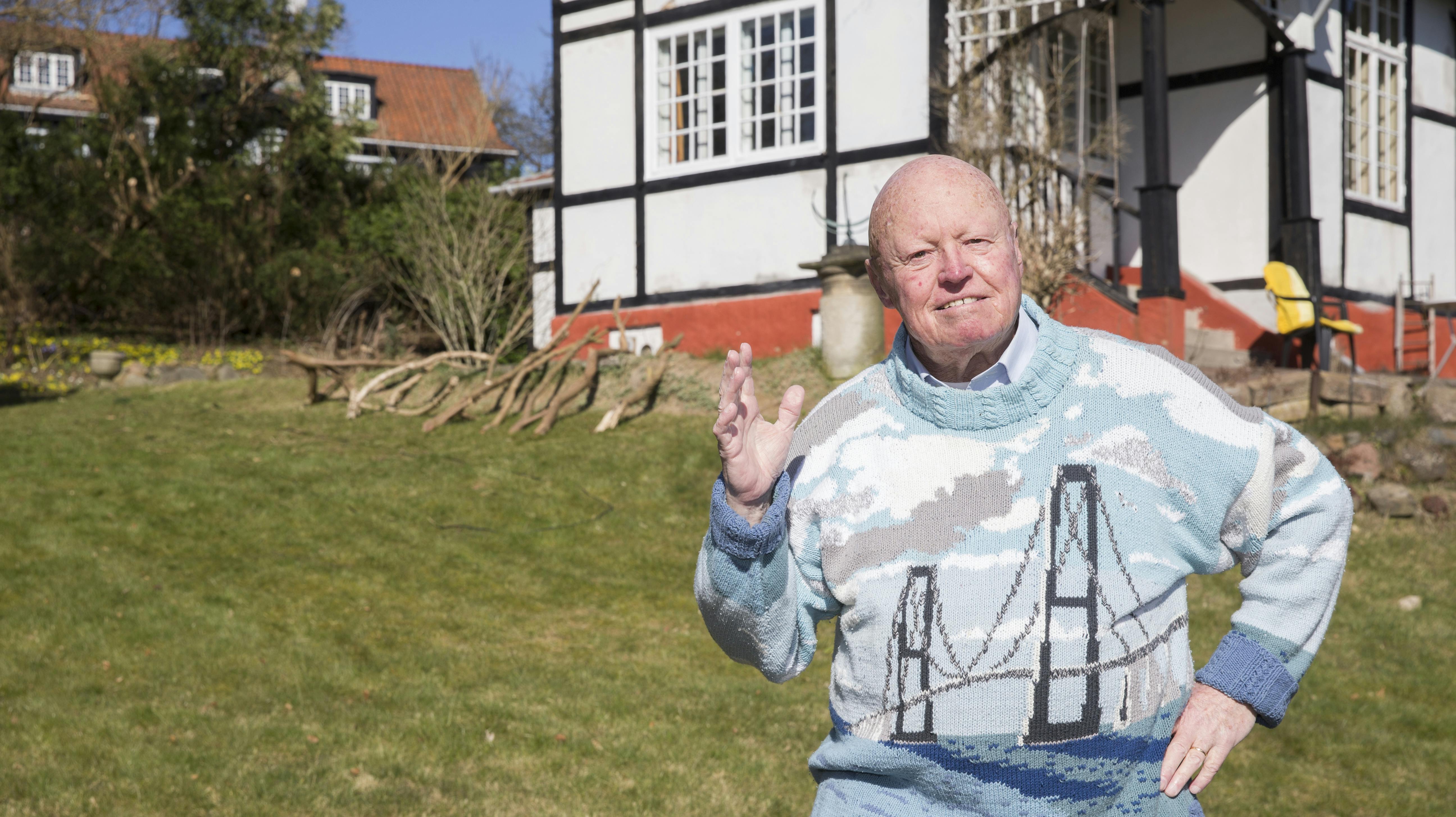 Forhenværende meteorolog Henrik Voldborg i sin have i Søllerød.