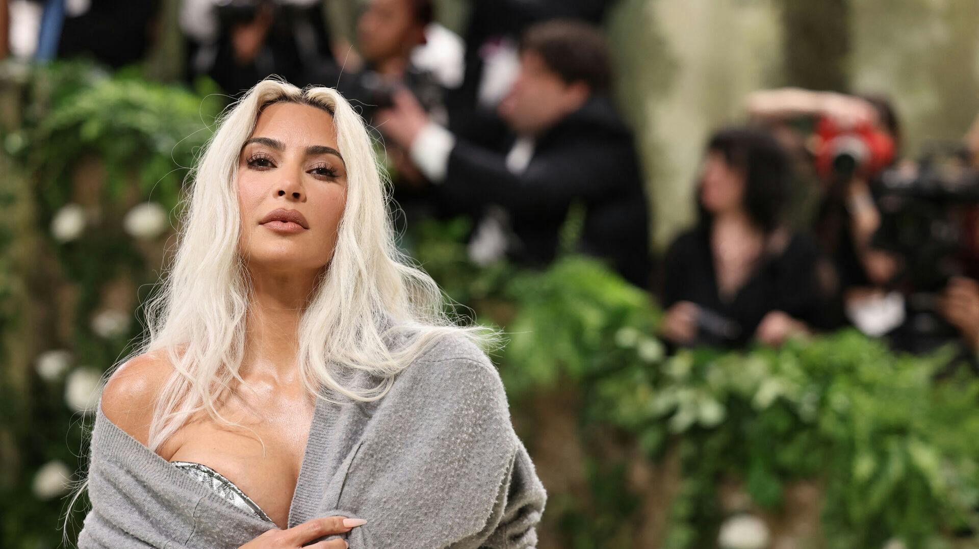 Kim Kardashian fortæller i en podcast, at hendes ene søn lider af den sjældne hudsygdom vitiligo.